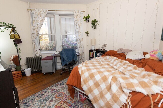 Foto del edificio - Renovated 3 Bed in Prime Brookline | Heat & Hot Water Included | High Ceilings | 9/1