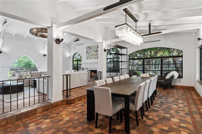 Foto del edificio - 2655 Pine Tree Dr