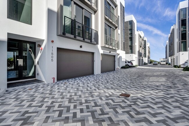 Building Photo - Gorgeous New Townhouse on the Beach