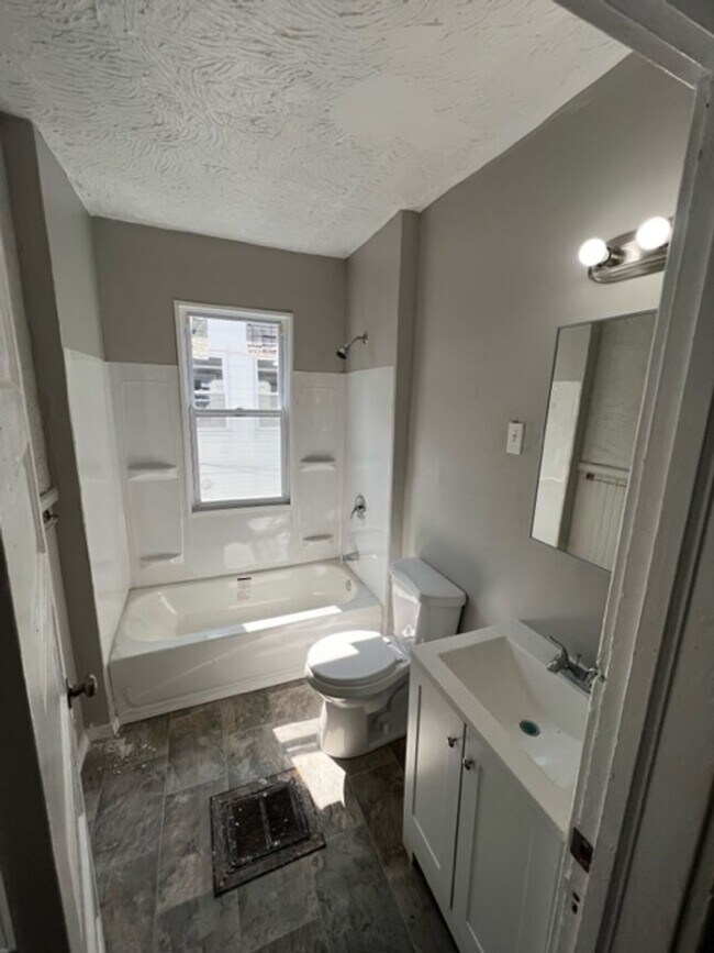Building Photo - Charming 4-Bedroom Property in Prime Location