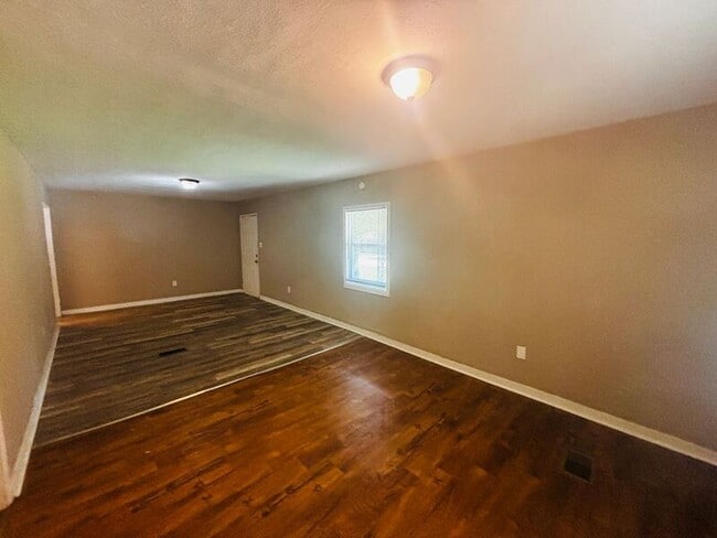 Building Photo - 3084 Oak Forest Dr