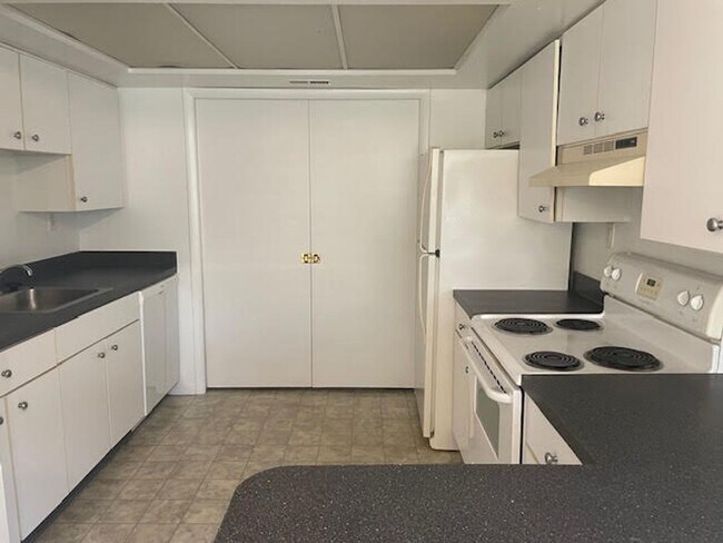 Foto del edificio - Freshly Painted condo centrally located in...