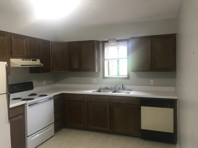 Building Photo - 1490 B Harmon Dr.  Duplex