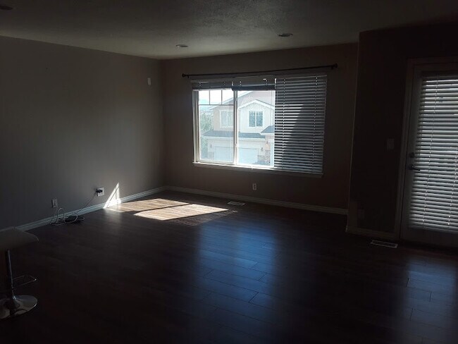 Building Photo - 1255 Alpine Way