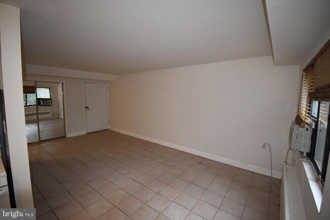 Foto del edificio - 1565 N Colonial Terrace