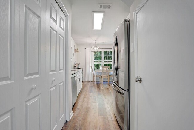 Building Photo - 3 bedroom 2.5 bath with bonus room in Lega...
