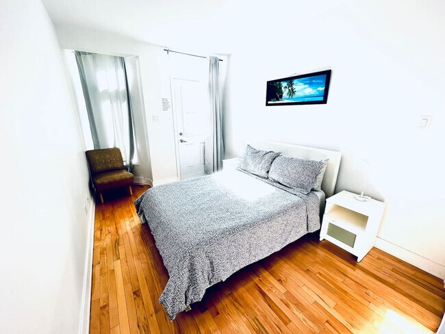 Building Photo - 4850 Rue Sainte-Catherine E