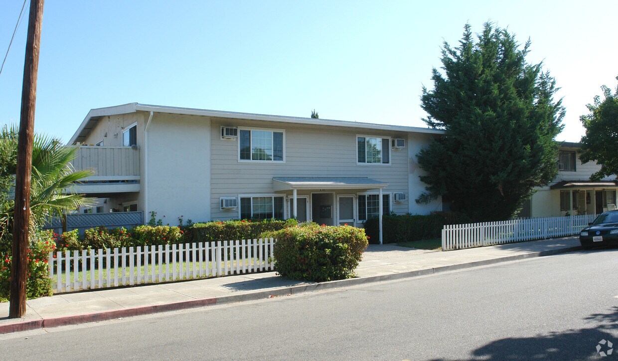Primary Photo - 675 W Sunnyoaks Ave