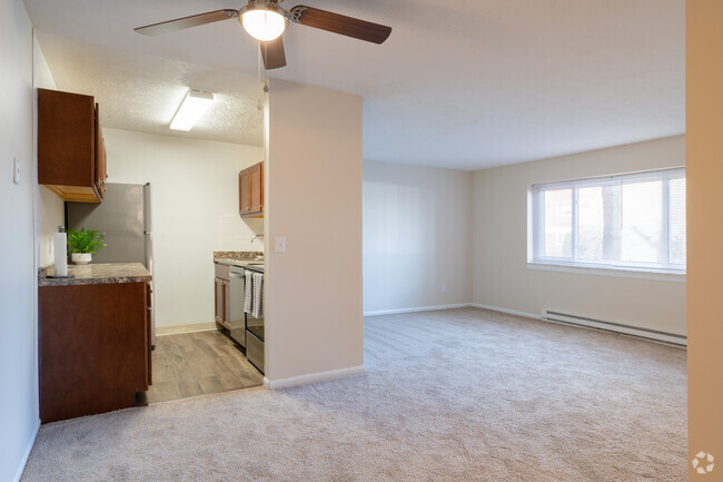 1BR, 1BA - 640 SF - Living/Dining Room - Boulevard Towers