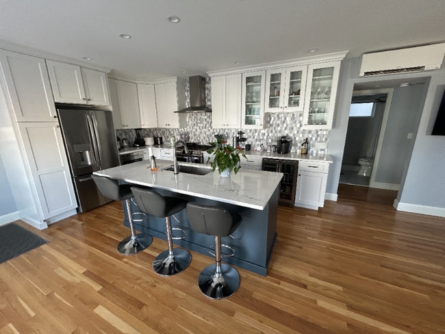 Building Photo - 955 E Broadway