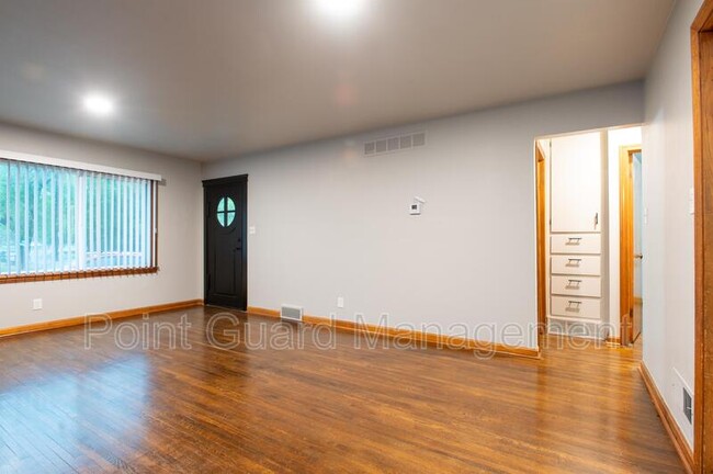 Building Photo - 6102-6104 E Oakwood Dr