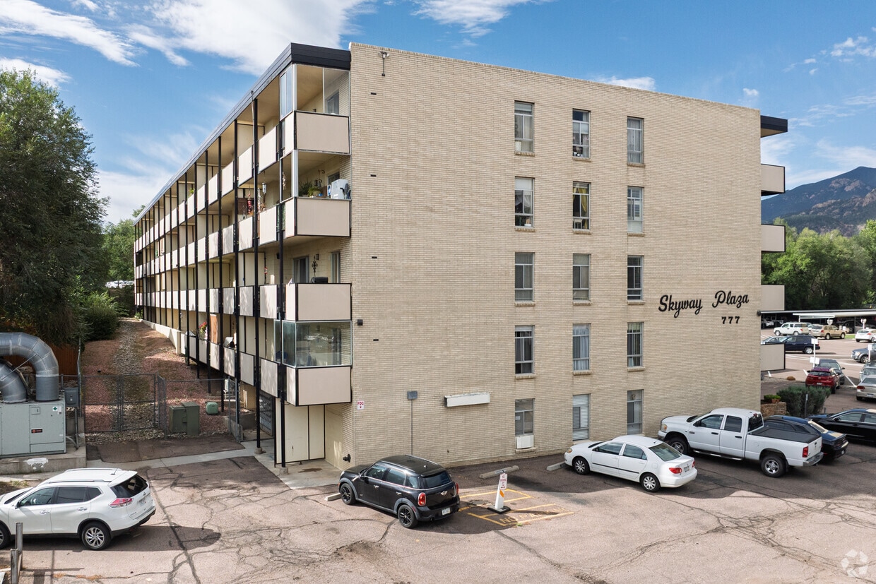 Building Photo - Skyway Plaza