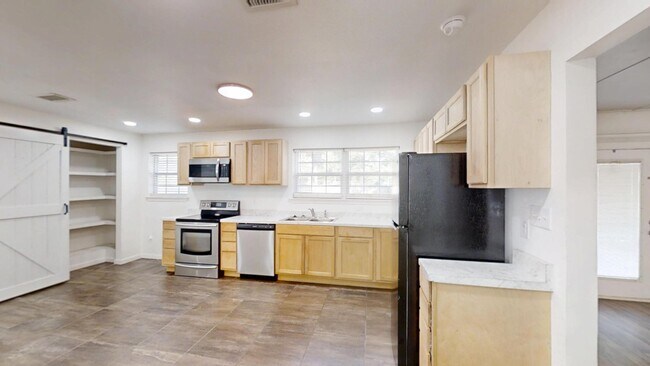 Building Photo - 1202 Sunshine Dr