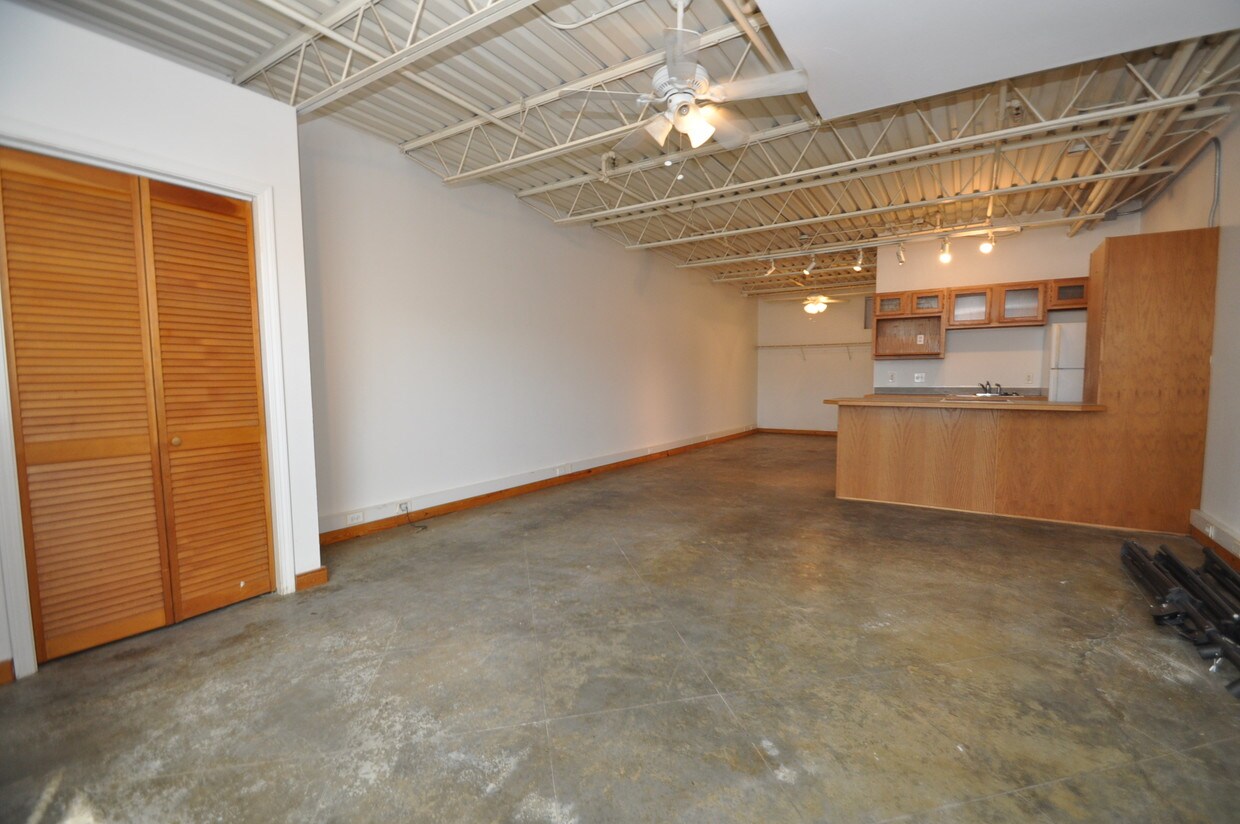 Building Photo - 1033 N Molly Ct
