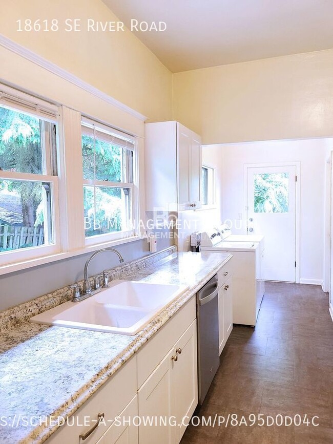 Foto del edificio - Charming Milwaukie Home on Spacious Lot! U...