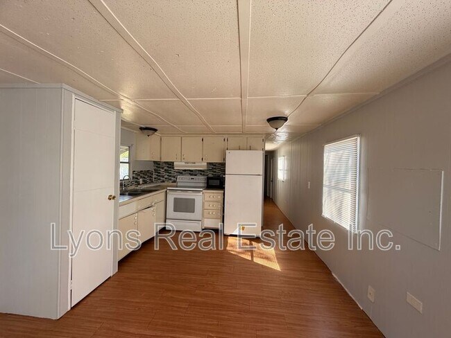 Foto del edificio - 8028 Breeze Dr