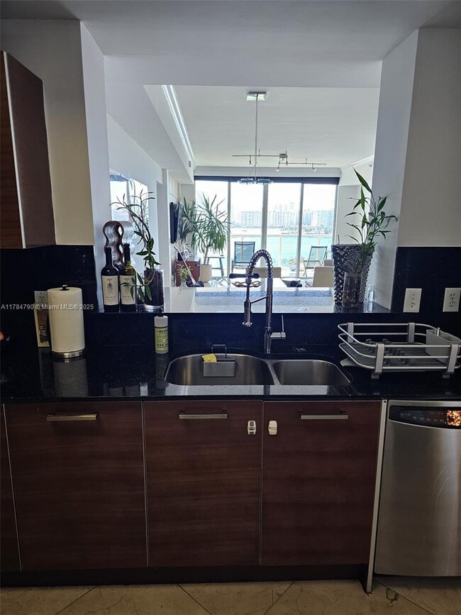Foto del edificio - 3330 NE 190th St