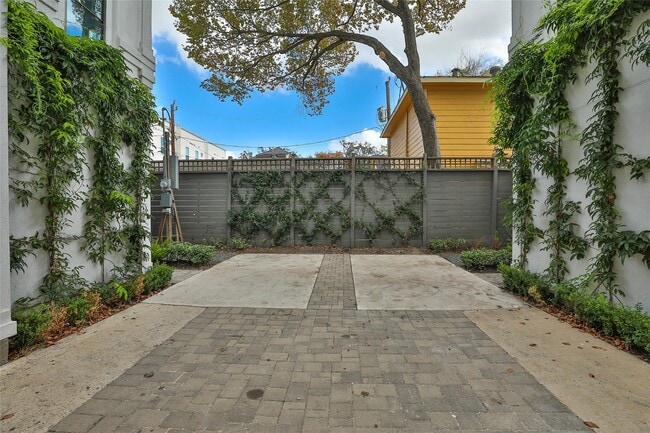 Building Photo - 4527 Graustark St