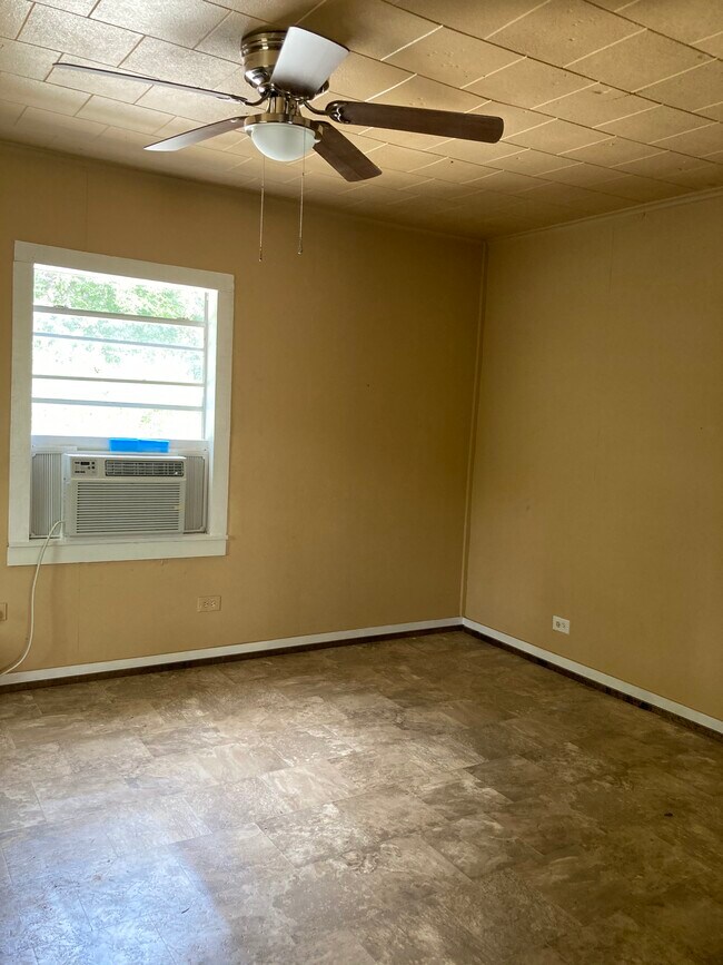 Living room - 711 Lamar Ave