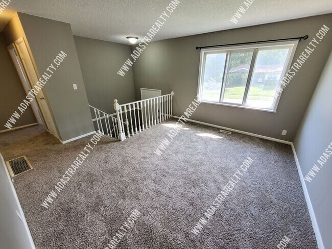 Foto del edificio - Spacious Home in Hickman Mills School Dist...