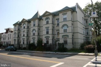 Building Photo - 1040 6th St NE