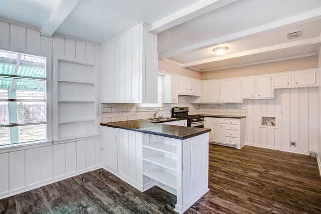 Building Photo - Great 3/2/2 Near Texas Tech and Medical Di...