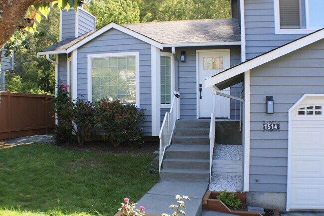 Building Photo - Amazing Everett/Mukilteo Tri-Level Home