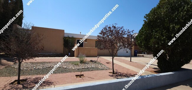 Foto del edificio - 5117 Camino Vista NW
