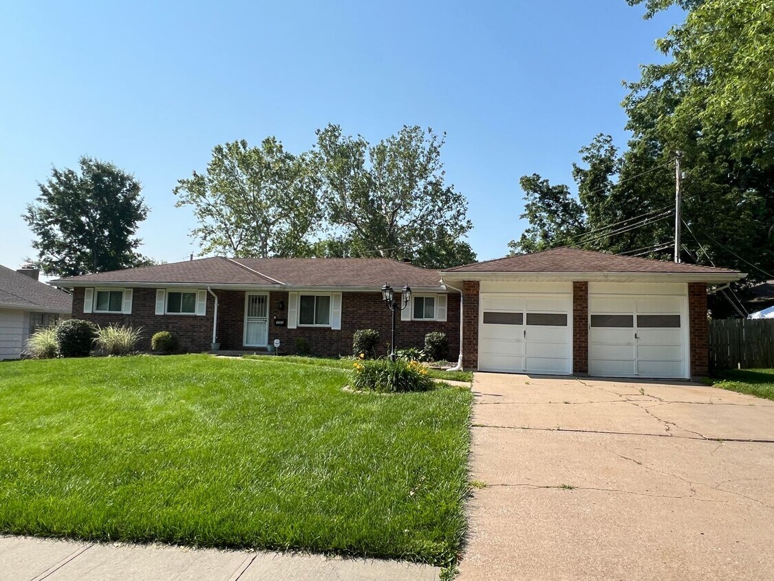 Primary Photo - Corner Lot Beauty with Basement & Big Back...