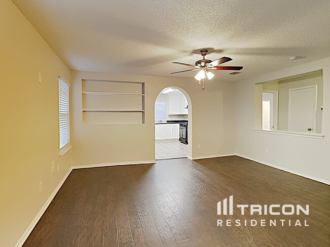 Building Photo - 910 Pryor Dr