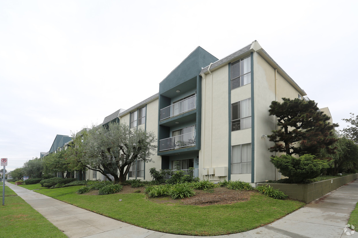 Building Photo - Sun Dial Francis Apartments