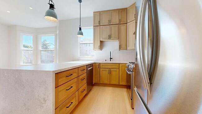 Foto del edificio - Modern, Convenient, Bright, Renovated 3BR/1BA Top Floor Flat with Dishwasher & In Unit Laundry