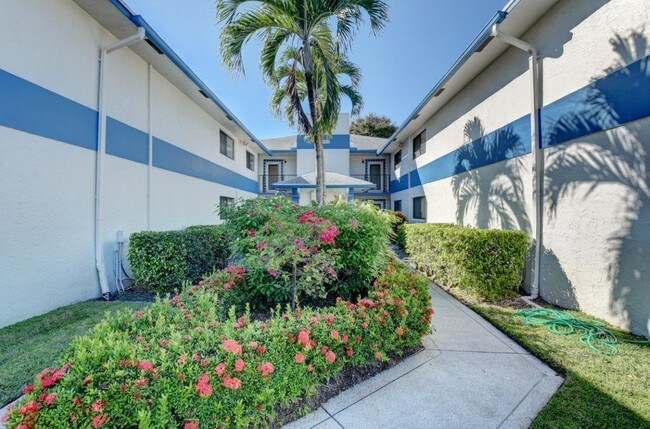 Building Photo - 15301 Pembridge Ave