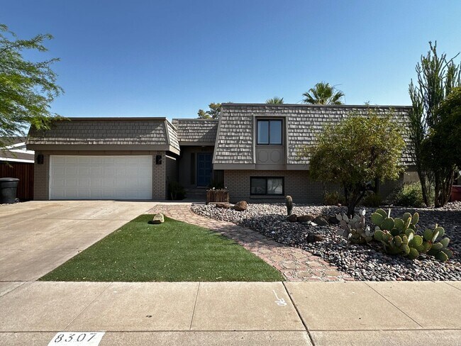 Foto del edificio - 5 BEDROOM SPLIT FLOOR PLAN WITH POOL AND H...