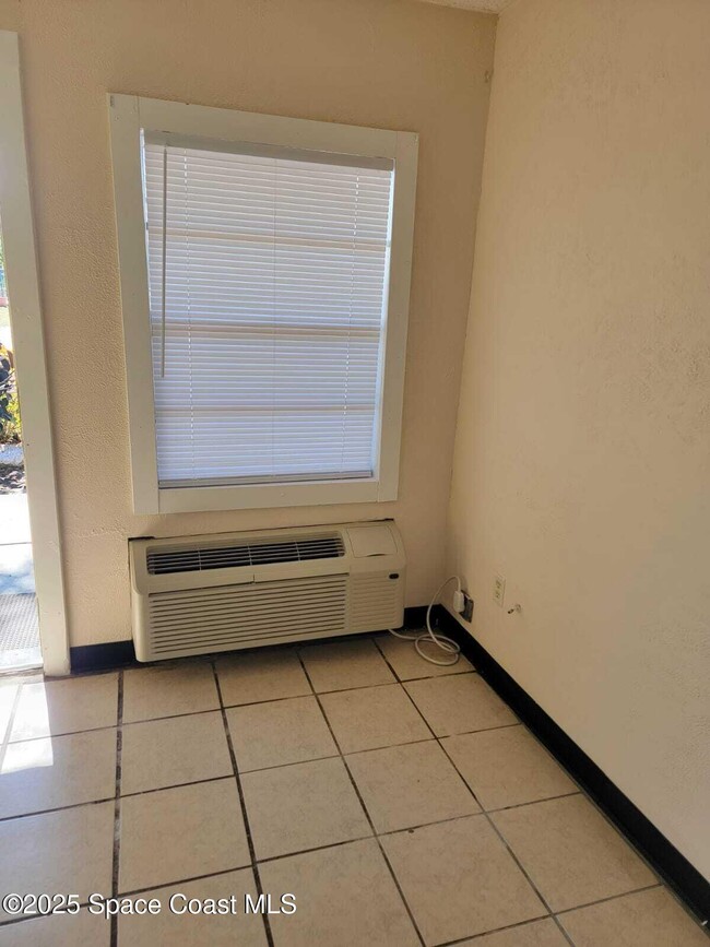 Building Photo - 2205 Knox McRae Dr