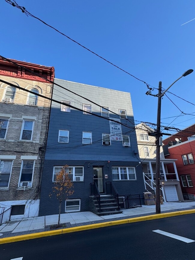 Building Photo - 552 38th St