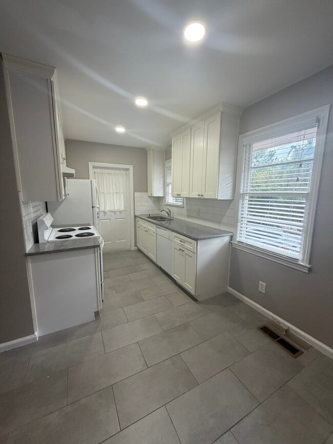 Building Photo - The Avenue Apartments