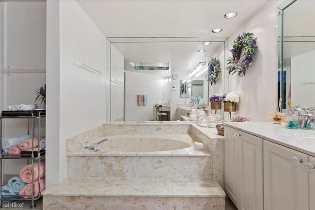 Building Photo - 2 br, 2 bath Condo - 800 Jeffery St Apt 205