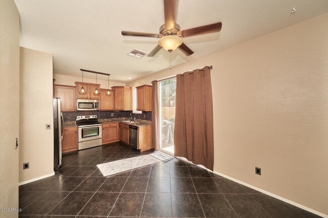 Foto del edificio - 4285 E Oakland St