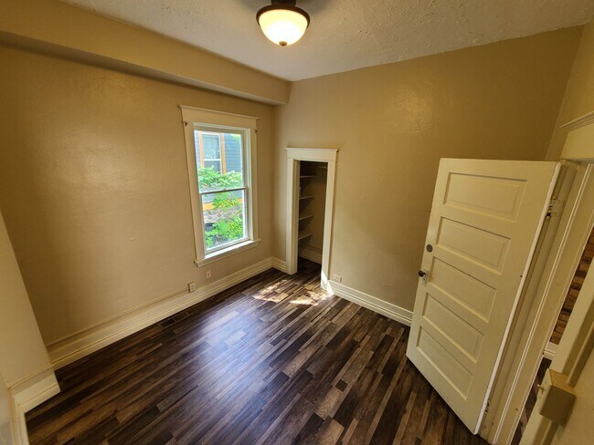 Building Photo - Sherwood Duplex and House