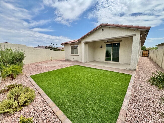Foto del edificio - Beautiful 3 Bedroom 2 Bath Single Level Newer Built Home In Litchfield Park! Has Solar!