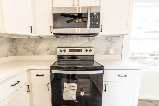 Building Photo - Mania Place