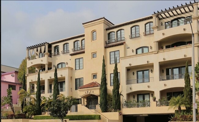 Building Photo - 1414 S Beverly Glen Blvd