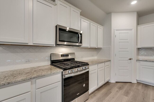 Building Photo - Beautifully Constructed 4 Bed 2 Bath - Lit...