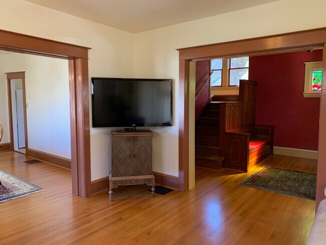 Esquina de la sala de estar entre la entrada y el comedor. - 4054 NE Rodney Ave