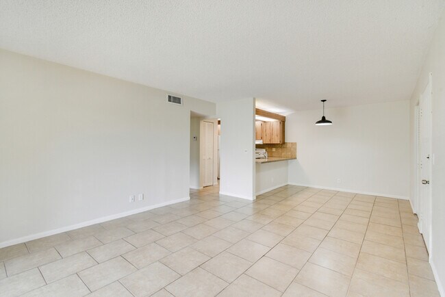 Foto del edificio - FREE JANUARY RENT - 2/2 Condo in Palm Beac...