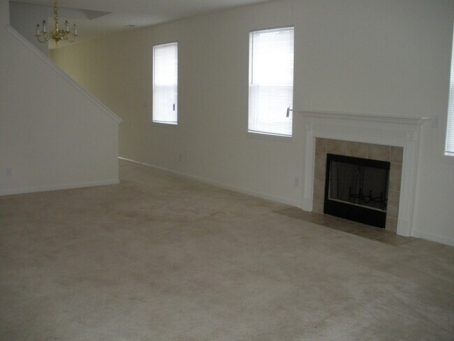 Building Photo - Avon - 3 BR home with main floor master