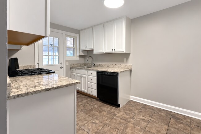 Foto del edificio - Spacious 3 Bedroom Home | Central AC | Finished Basement | Parking