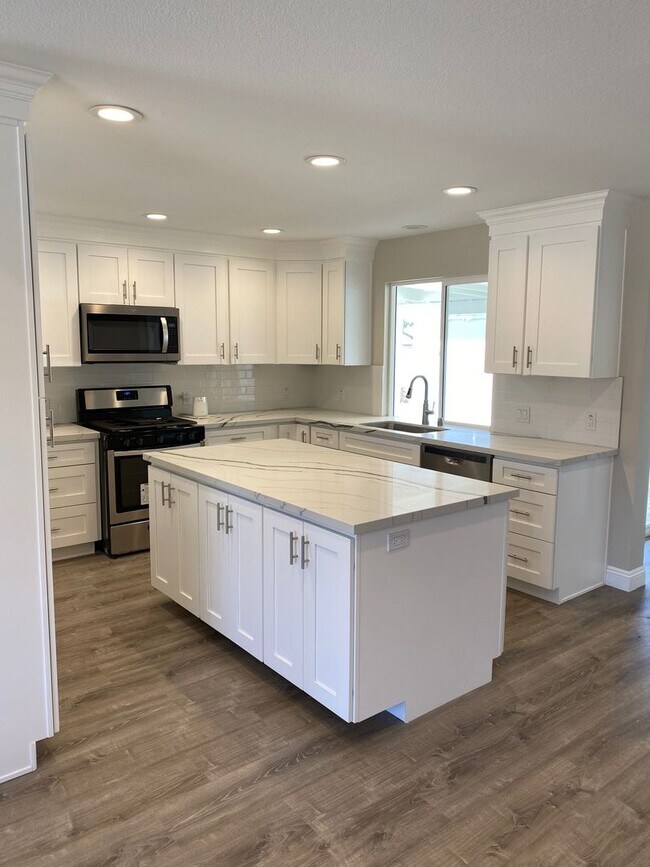 Building Photo - Completely remodeled 3 bed, 2 1/2 bath sin...