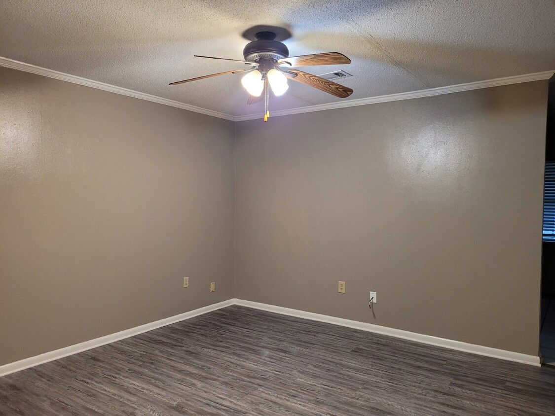 Foto principal - 2 bed / 1 bath apartment